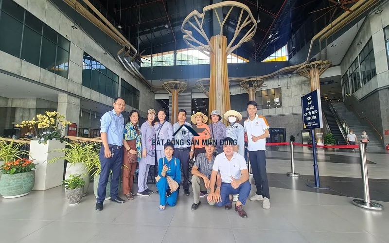 Khách hàng tham quan Nhà Đất Bình Dương