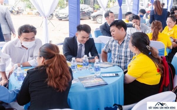 Khách hàng thăm quan dự án Chơn Thành 26