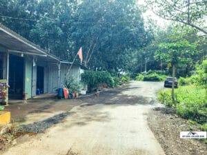 Đường bê tông xe hơi vào lô đất tại xã Đồng Tâm.