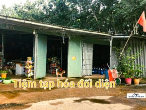 Tiệm tạp hóa đối diện lô đất tại xã Đồng Tâm.